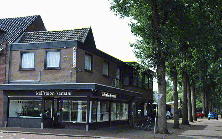 Pui van Kapsalon Yamani aan de Burgerhoutsestraat in Roosendaal, hoekpand met barberpole